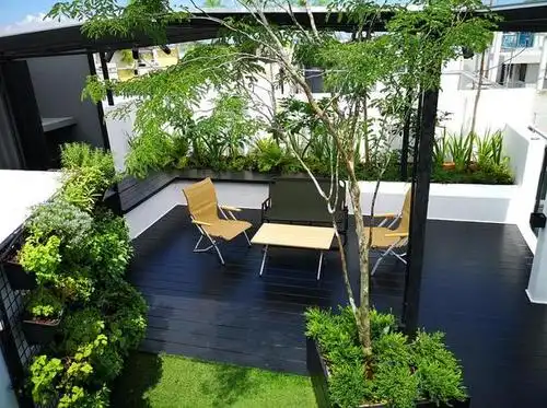 庭院设计:小面积的天台改成了顶楼花园,有防雨廊架的最适合顶楼