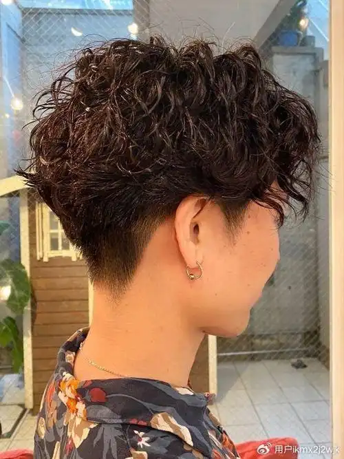 女士短发纹理烫,蓬松时尚显发量,喜欢短发的姐妹别错过