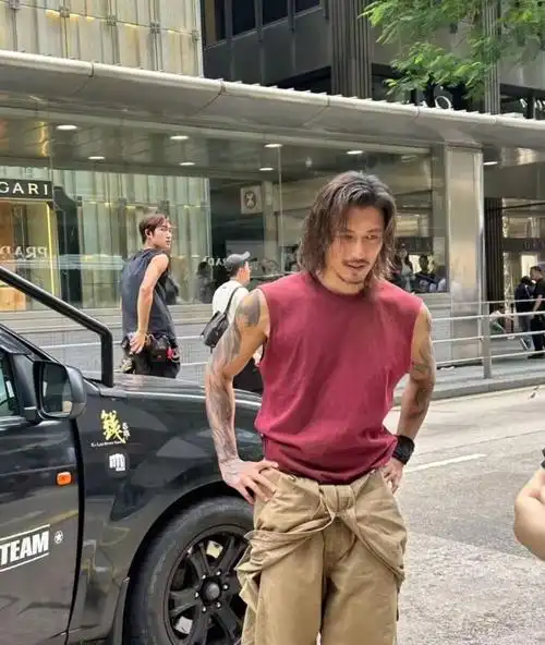 谢霆锋新剧路透卷发造型被指像流浪汉与此沙同框暴露身高