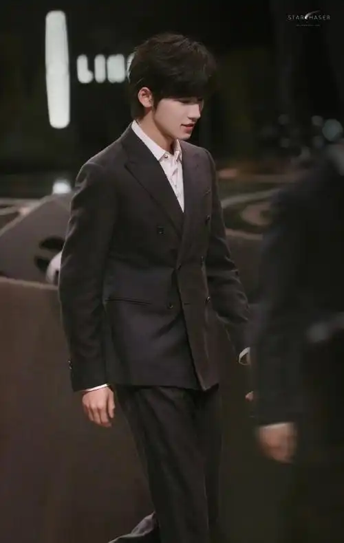 与宋亚轩共赴微博之夜##宋亚轩推眼镜