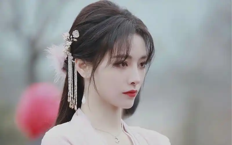 许佳琪小姐姐在《幻乐森林》里的古装扮像也太好看了,可盐可甜,高冷有