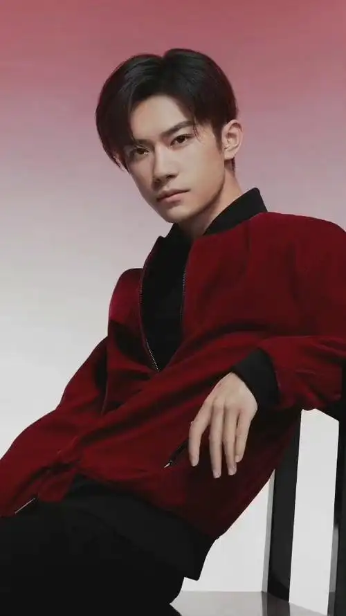 红色和千玺的适配度好高,就是一整个被帅住 67易烊千玺新年红夹克!