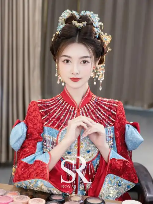 红蓝撞色的秀禾真的是超级显白神器发型从中式的秀禾造型上做了 一些