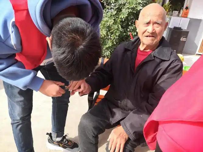 天伦共此时—洛阳市第一职业高中组织团员志愿者到敬老院看望老人