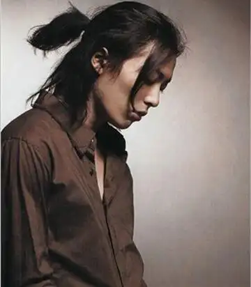 男生小辫子发型后脑勺 引人注意显帅气俏皮魅力