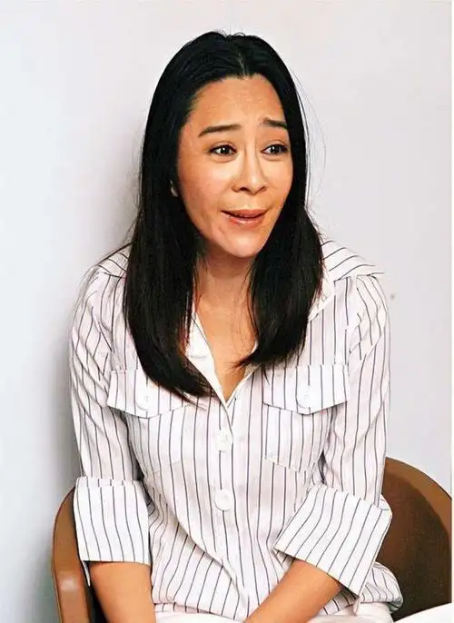 华仔当时全心全意投入在他的新女友朱丽倩身上,尽管喻可欣表达了深情