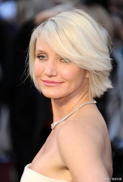 50岁女人显年轻的短发发型?