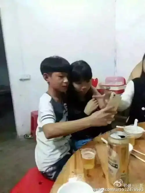 小学生接吻照走红网友只能说我们落后了组图