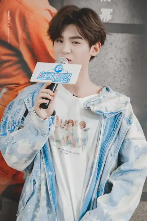 黄明昊超话#justin黄明昊密室大逃脫#190504 密室大逃脱 媒体采访只想