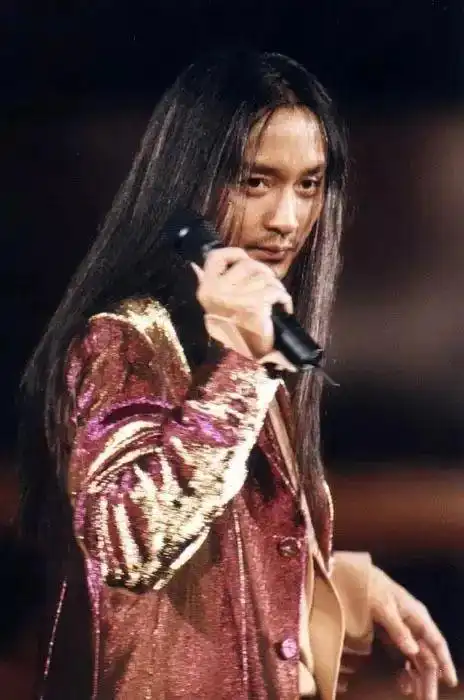 05鸭尾头造型鸭尾头也是张国荣经典发型,发尾烫出外卷度,鬓角处的头发