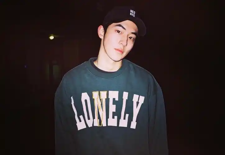 [南柱赫][分享]160208 南柱赫傍晚更新半身照一张 黑暗中也闪闪发光的