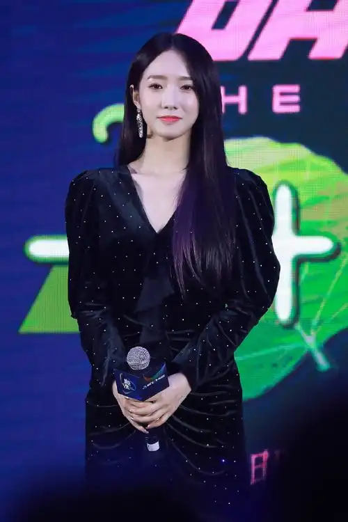 孟美岐也太漂亮了吧,穿黑裙出席活动闪耀全场,妥妥女神范!