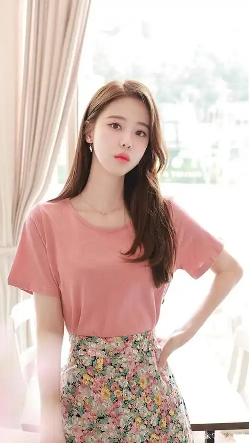 美女模特时尚穿搭:粉色短袖t恤搭配荷叶修身碎花半身裙,清新单纯