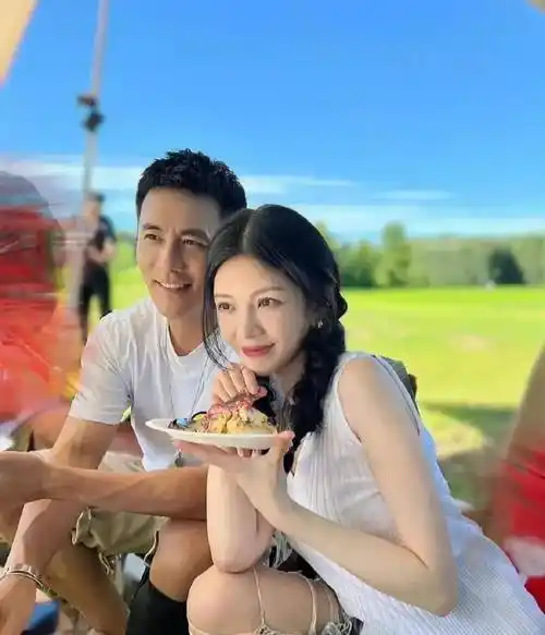 原创杜淳老婆王灿罕晒全身照腿又细又白堪比女明星短发更像宋慧乔