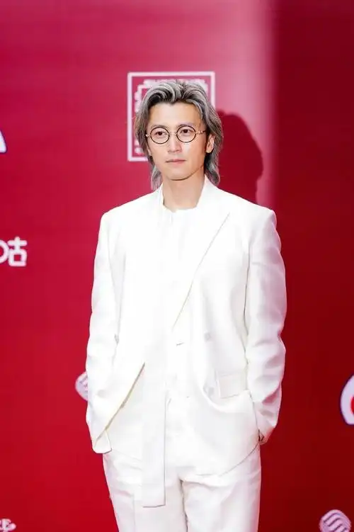 上海国际电影节,周冬雨造型翻车,周润发裤子惊人,王源憔悴长痘|倪妮|