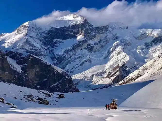 天山第一峰托木尔峰7435