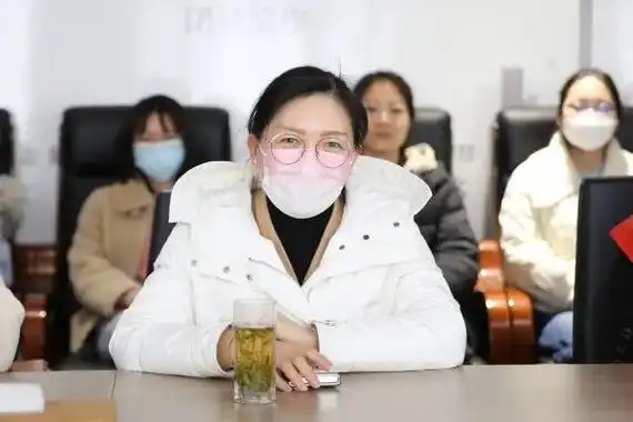 杨晓丽回顾了樊学义老师在金山中学26年的工作经历,樊老师在工作中