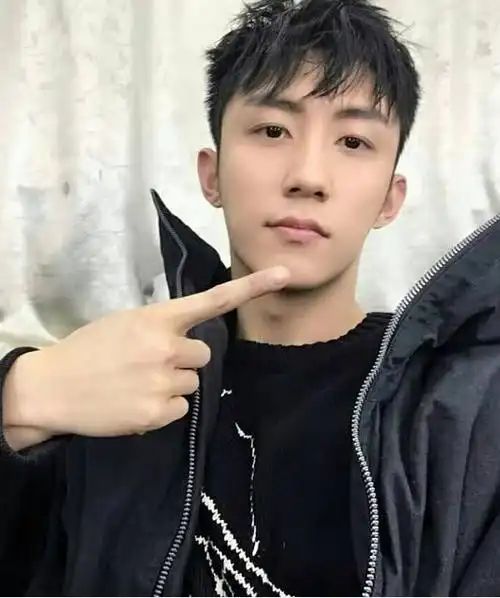 黄景瑜时尚帅气,看了他小时候的照片,才知道什么叫做从小帅到大