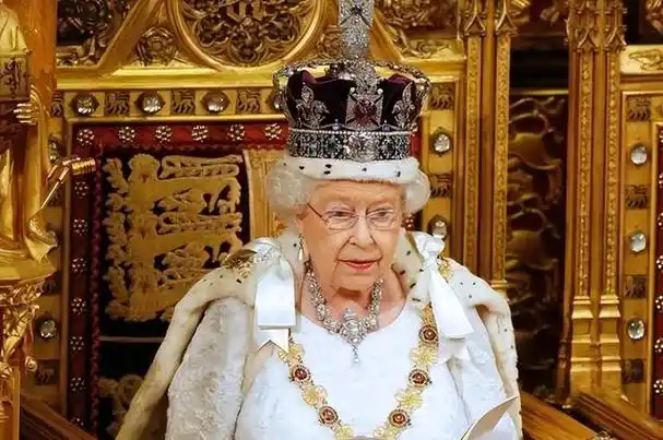 查尔斯再努力的做好一位君王,平衡好王室的关系,这是伊丽莎白二世女王