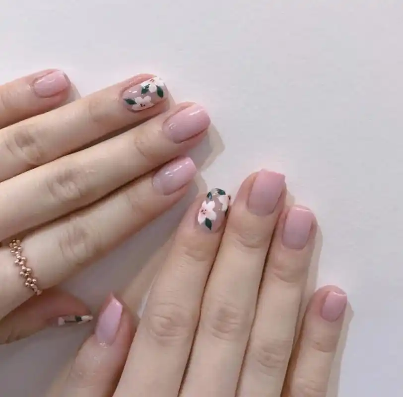 的甲型比较修长,自带了长甲的那种感觉,而有的短甲女生指甲比较圆润