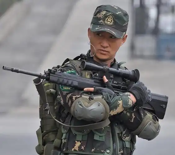 演员吴京八一节晒军装照却遭网络大v质疑不是军人别乱穿