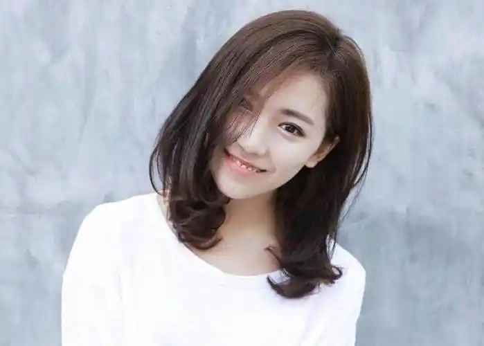 原创四十岁女人洋气短发头发别留太长这5款显气质适合春天