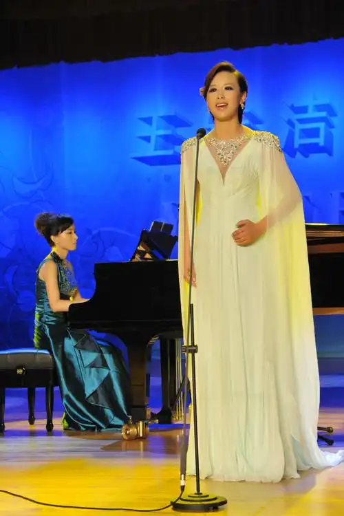 p data-id="gnwxjy7fnt">王雅洁,中国内地女歌手,空政文工团青年歌唱