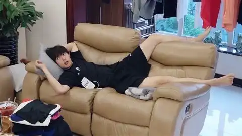 做家务的男人:魏大勋用脚收衣服,给妈妈看无语了