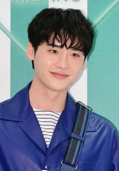 李钟硕近照曝光整个人发福到惊人胳膊脸部胖了一圈