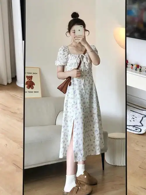 太热了 浅色小裙子很凉爽舒服～#碎花裙  #梨形显瘦连衣裙  #长款