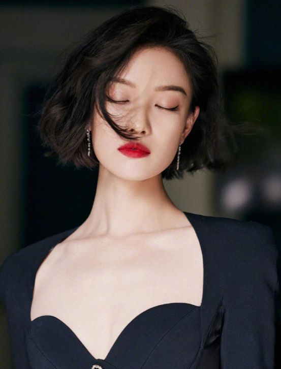 没想到倪妮港味儿穿搭也这么正穿深v领裙装复古短发绝美