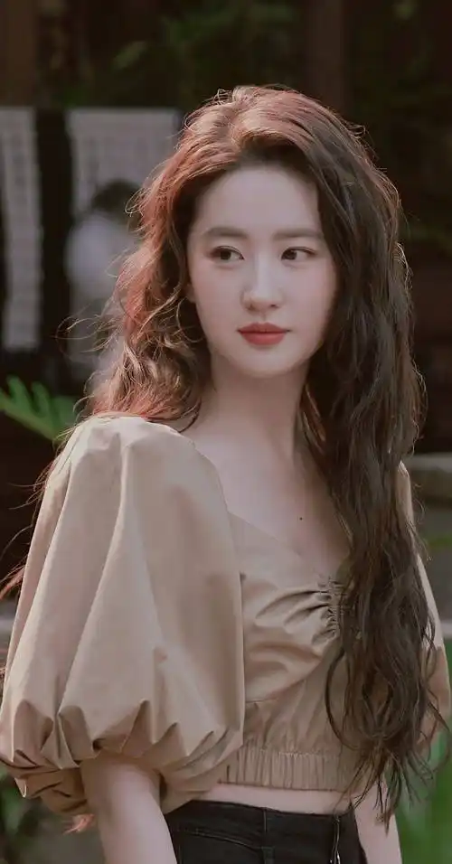 刘亦菲长发飘飘优雅恬静写真_巅峰