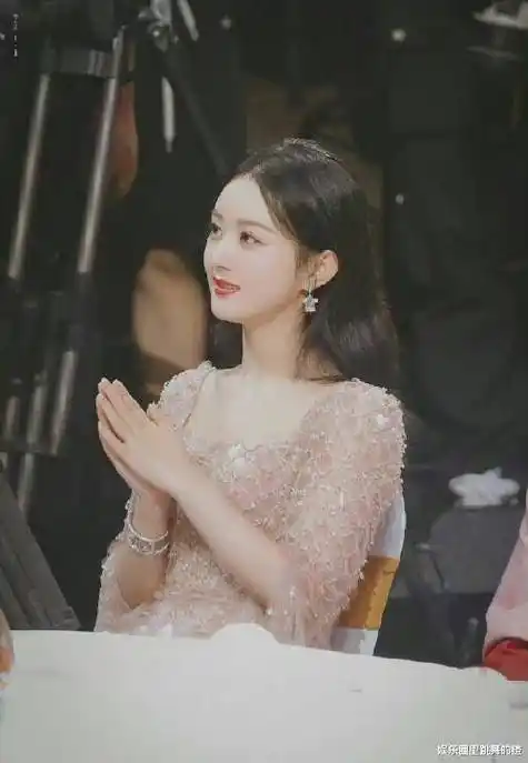 原创赵丽颖登杂志封面却被嘲笑撞脸袁冰妍网友照片修过头了