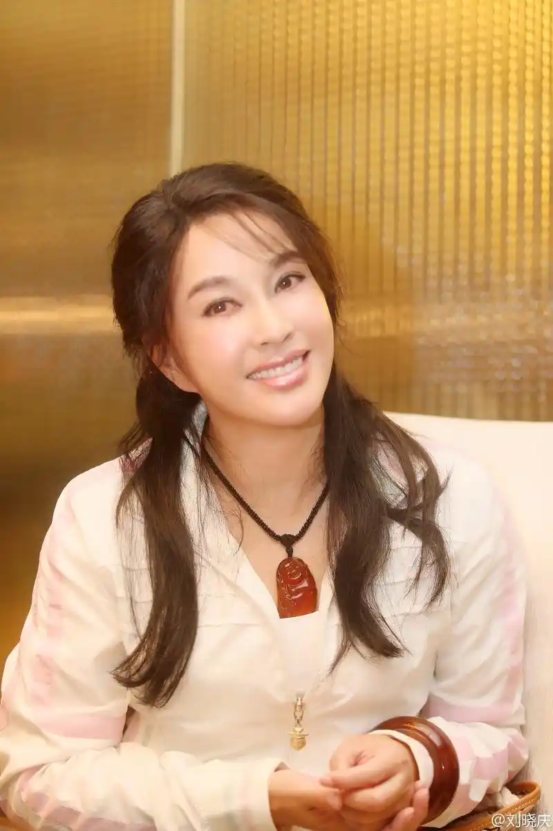 63岁刘晓庆脸上不见一丝细纹耳朵却奇怪变形 遭嘲"拉皮拉的"