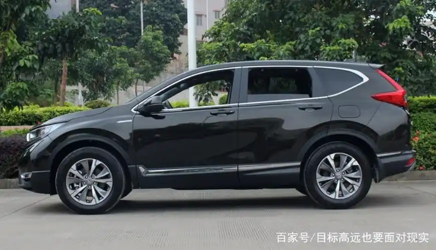 黑色的本田cr-v城市越野车,这辆车看起来,外观比较炫酷,气场非常足