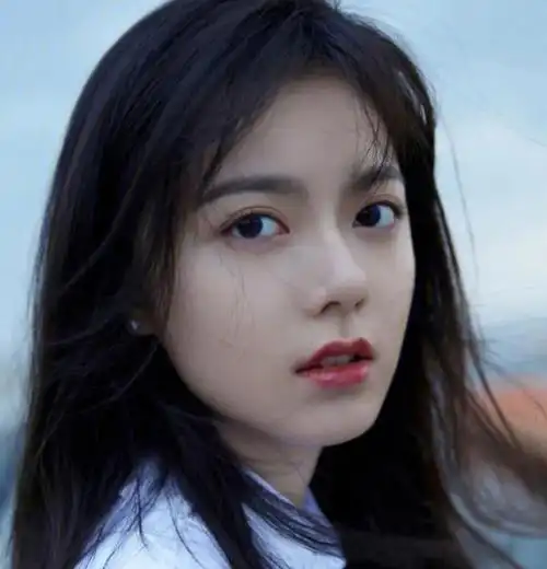 赵今麦是许多人通过《巴啦啦小魔仙》这部作品认识她的.