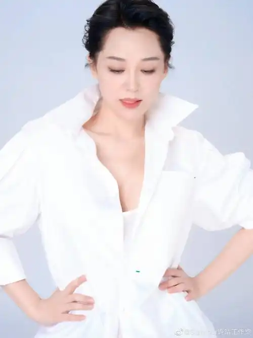 许晴白衬衫写真迎接夏日 肤若凝脂清爽妩媚状态好