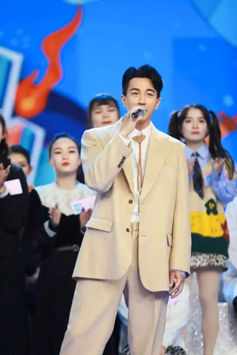 刘恺威快乐大本营展综艺感全开麦献唱惊艳全场