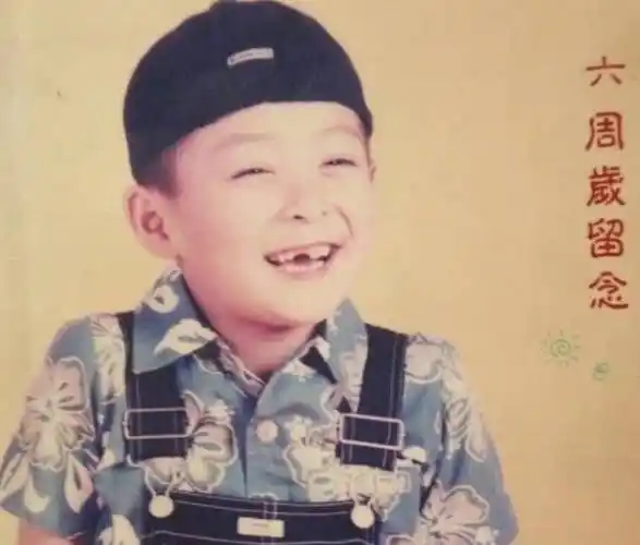 关键还是在于张铭恩的好底子,从他晒过的童年照就能看出来,即使小时候