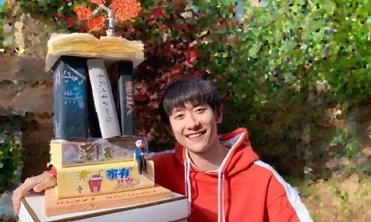 原创张一山生日真挚发文感谢粉丝还晒出搞怪自拍快来看看