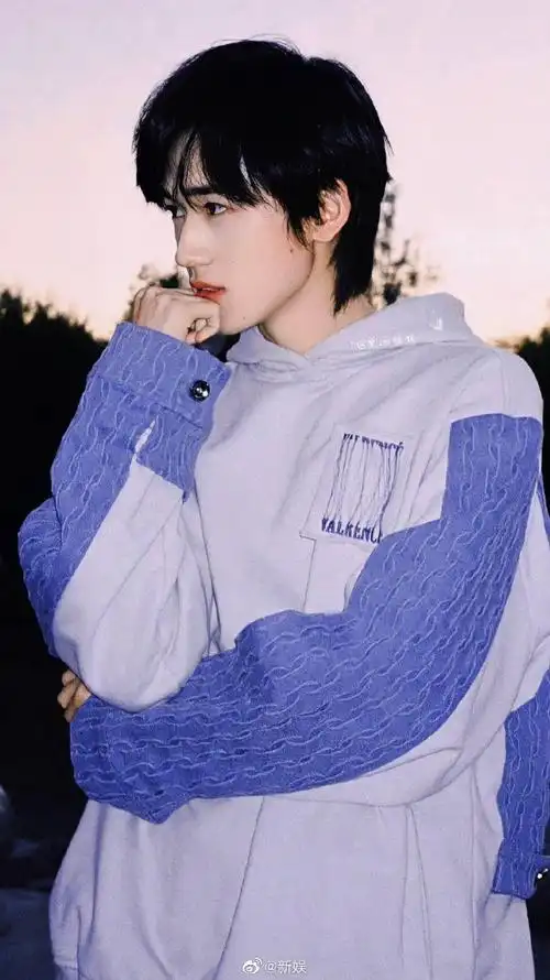 宋亚轩晒蓝白卫衣六宫格随拍##新娱