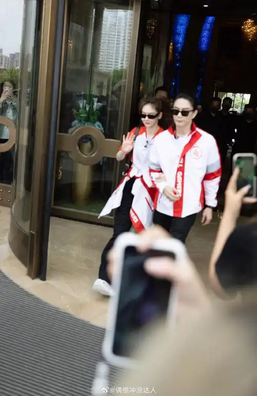 看到戚薇李承铉的战至巅峰路透,超有双a感的氛围还看到了戚薇的cos!