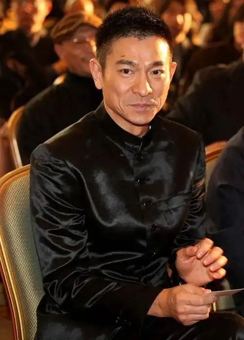 刘德华家庭生活曝光:幸福满溢羡煞旁人近日,刘德华的家庭生活被媒体