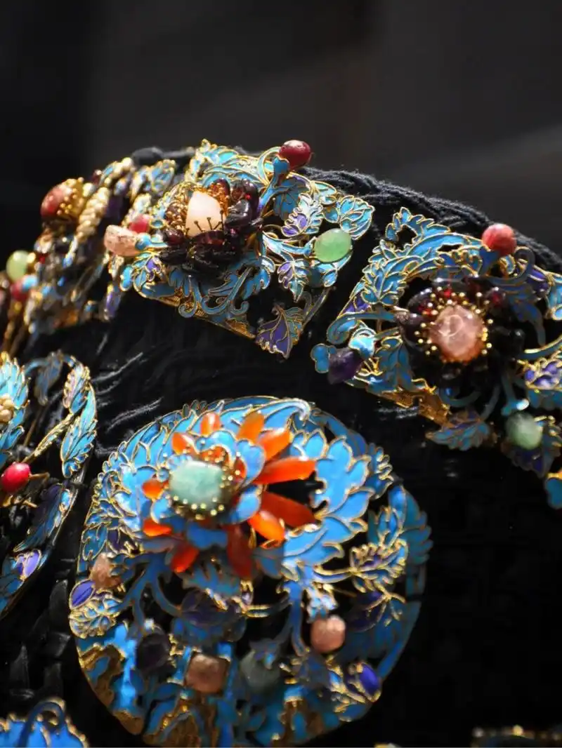 重庆故宫文物南迁纪念馆的清代宫廷服饰特展 点翠多宝花钿 	 地址