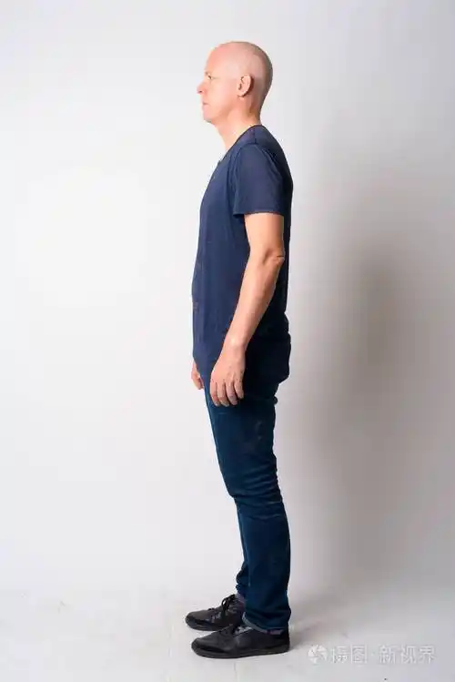 成熟帅气光头男全身拍摄侧视图