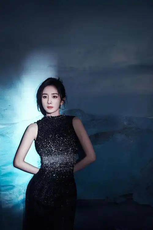 杨幂身材比例优越穿露肩裙秀蛮腰长腿吸睛