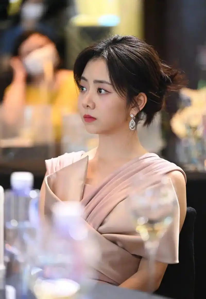 谭松韵温柔甜美!