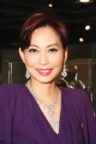 58岁的邝美云保养的真好,穿绿色长裙显婀娜身材,配饰价值不菲