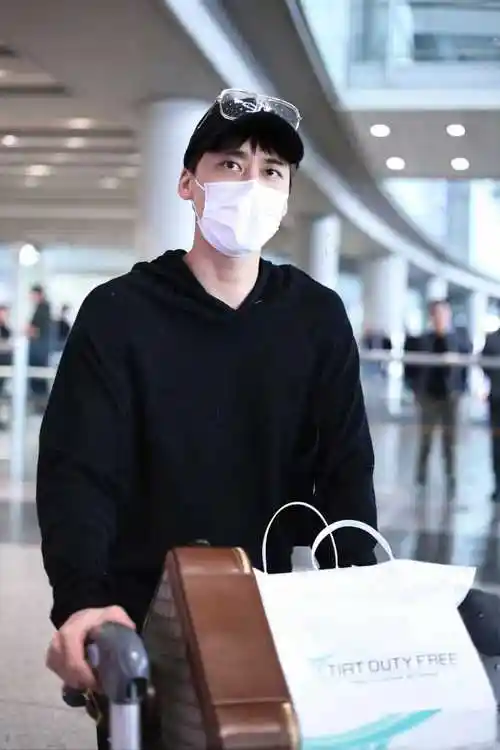 李易峰日本归来,生图曝光引发热议,回国后全程表情冷漠_机场_事件