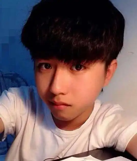 蔡徐坤上初中时没人追,直到旧照曝光后,网友:杀马特变王子!